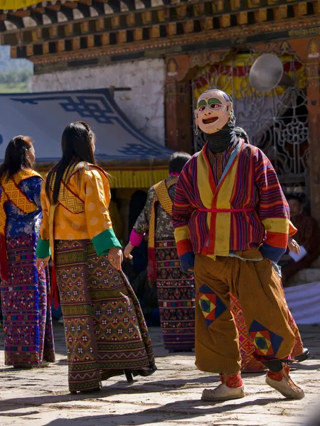Man en vrouwen het dragen van traditionele kleding op de jakar tsechus — Stockfoto