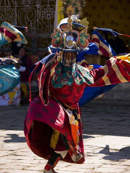 戴面具的人在 jakar tsechus 上跳舞 — 图库照片