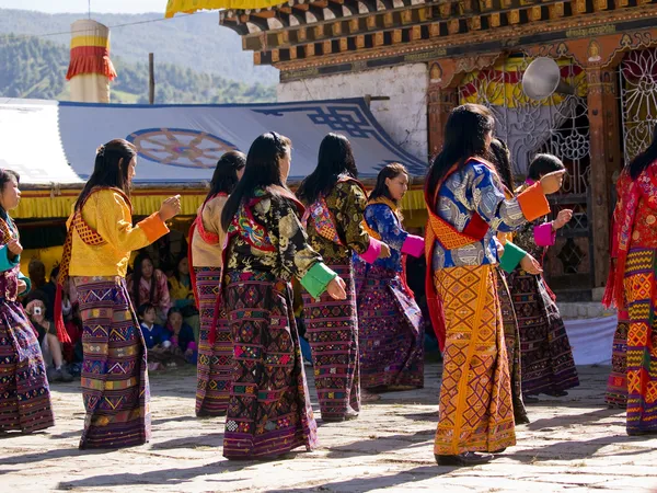 Mujeres vestidas con vestidos tradicionales de kira en el tsechus de Jakar —  Fotos de Stock