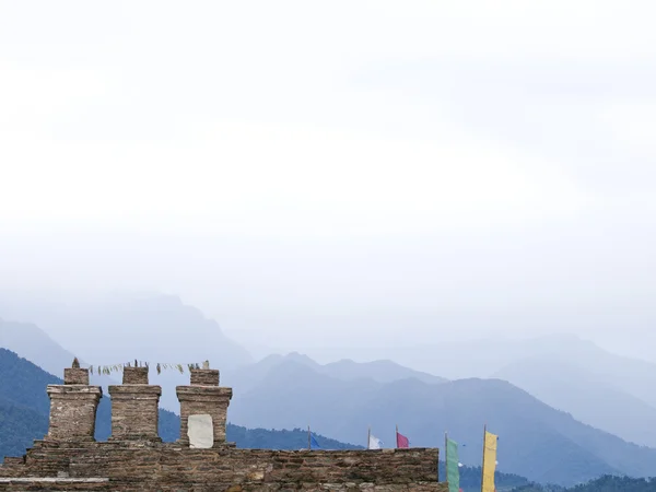 Los tres acordes con grandes banderas de oración en Sikkims antigua capital Rabdentse — Foto de Stock