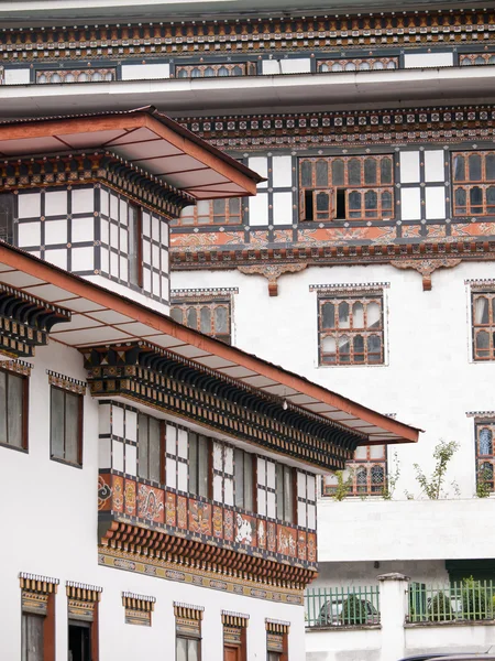 สถาปัตยกรรมแบบดั้งเดิมของบ้านภูฏาน Thimphu ภูฏาน — ภาพถ่ายสต็อก