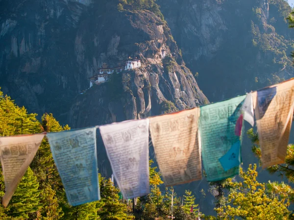 Vue du monastère Taktshang à Paro (Bhoutan) avec des drapeaux de prière en face — Photo