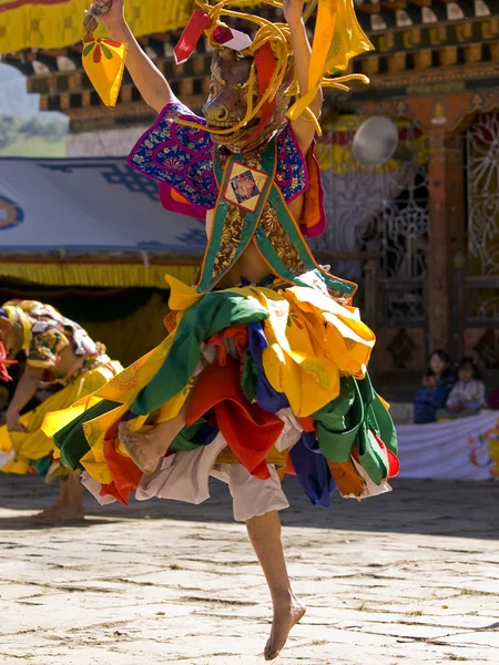 Hombre enmascarado están bailando en un tsechus (fesival butanés ) —  Fotos de Stock