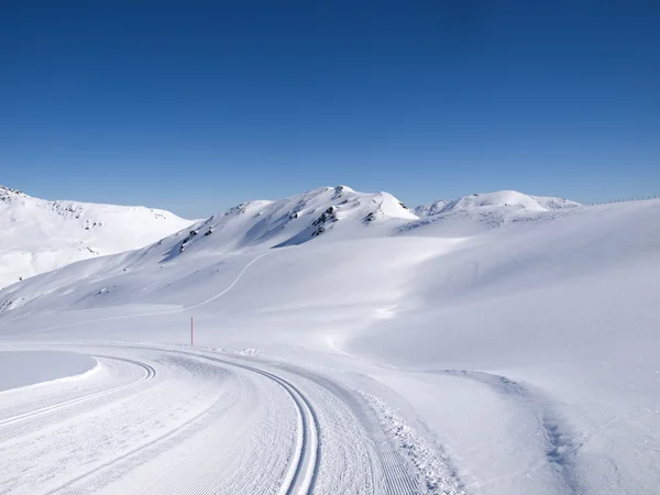 Winterwandelen en langlaufen trail in de Alpen — Stockfoto