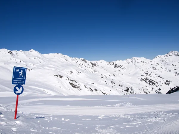 Winterwanderweg in den Alpen — Stockfoto
