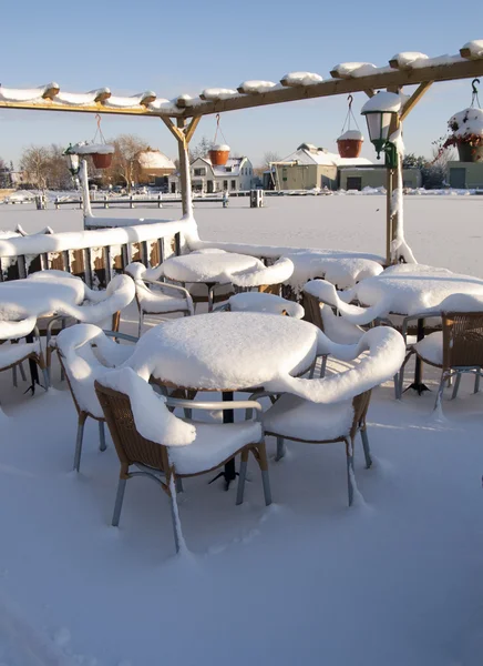 sneeuw overdekte meubilair van een balk in de winter