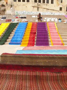 renkli kumaş döşeme ghats, Ganj Nehri üzerinde kurumaya