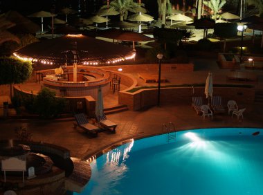gece havuzda