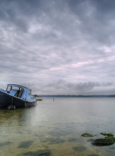 Un vieux bateau abandonné flottant près du rivage au Danemark — Photo