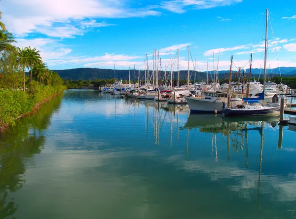 Piccole barche a vela nel porto di Port Douglas, Australia — Foto Stock