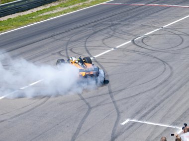 zandvoort formül bir araçta biraz lastik Tom coronel yakar