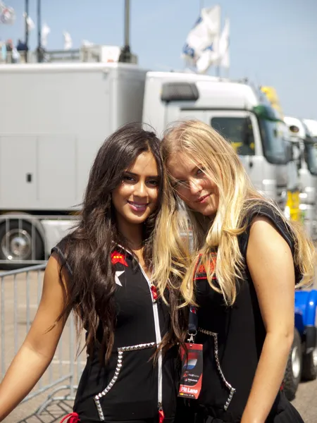 Two pitbabes are posing behind the pitlane — Stock Photo, Image