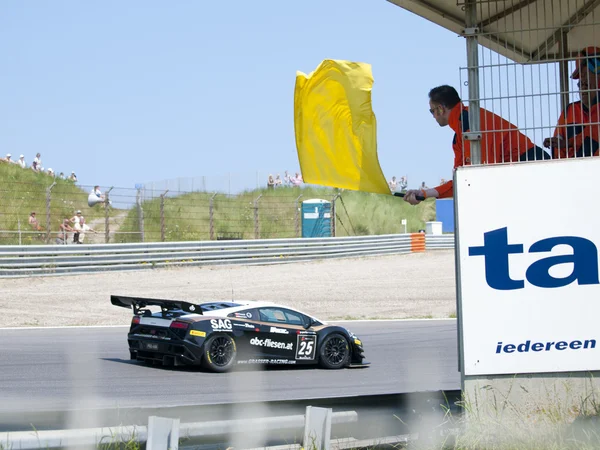 Bandera amarilla después de un accidente —  Fotos de Stock