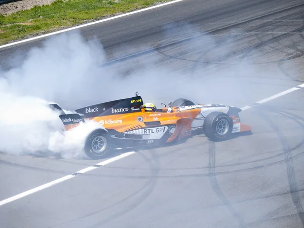 Tom Coronel verbrennt Gummi in einem Formel-Auto in Zandvoort — Stockfoto