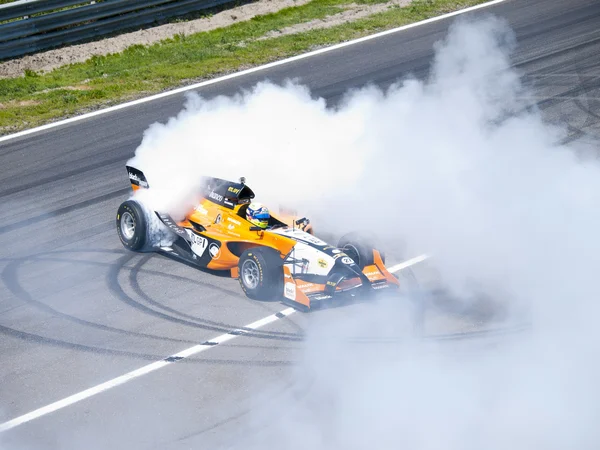 Tom Coronel burns some rubber in a Formula car in Zandvoort — Stock Photo, Image