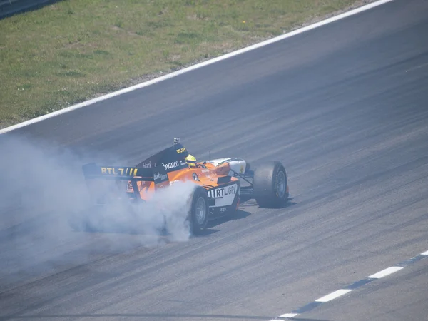 Tom Coronel quema goma en un coche de Fórmula 1 en Zandvoort —  Fotos de Stock