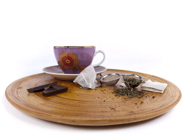 Tasse Tee mit Schokolade und verschiedenen Arten von frischem Tee — Stockfoto
