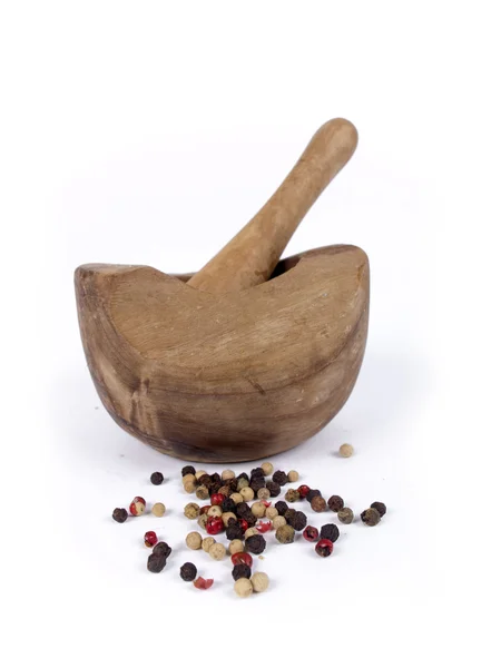 Wooden mortar and pestle with peppercorn over a white background — Stock Photo, Image