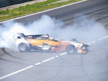 Tom coronel bazı lastik bir formula arabanın içinde yanıyor.
