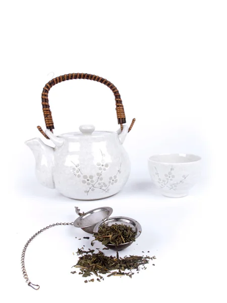 Hrnec čaje s čerstvým čajem na bílém pozadí — Stock fotografie