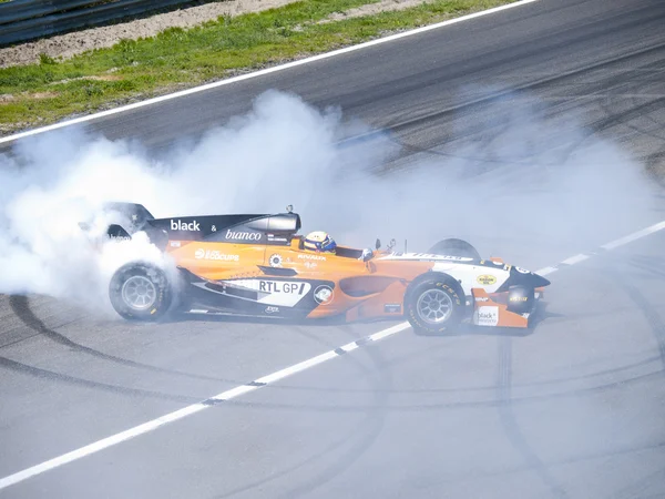 Tom coronel bazı lastik bir formula arabanın içinde yanıyor.