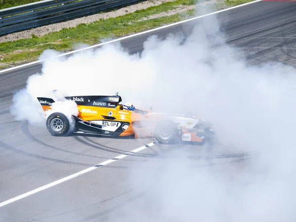 Tom Coronel burns some rubber in a Formula car — Stock Photo, Image