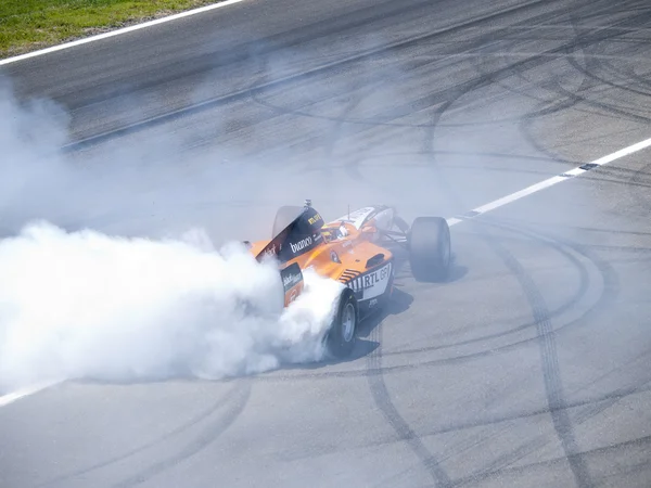 Tom Coronel queima um pouco de borracha num carro de Fórmula — Fotografia de Stock