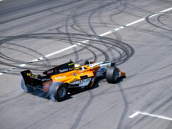 Tom Coronel verbrennt etwas Gummi in einem Formel-Auto — Stockfoto