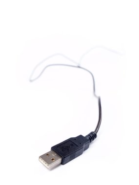 beyaz zemin üzerinde bir usb kablosu ile yakın çekim