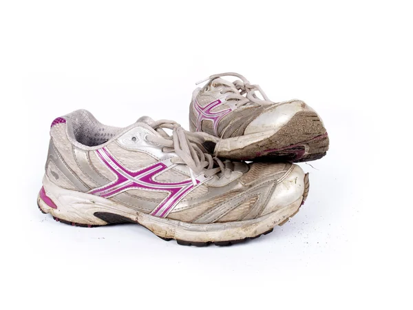 Zeer oude vuile paar loopschoenen op een witte achtergrond — Stockfoto