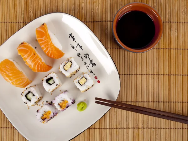Taze suşi ve soya soslu bir tabak dolusu sashimi.