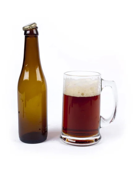 bock bira bardağı yanındaki boş şişe