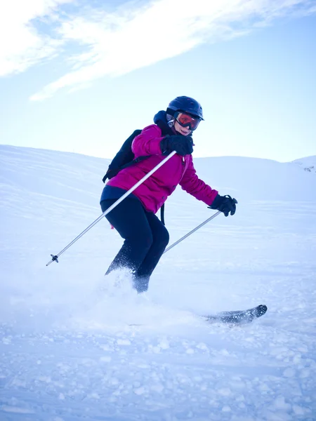 Skifahrerin mit Helm in den österreichischen Alpen — Stockfoto