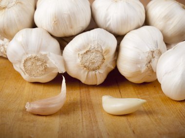 Organik sarımsak bütün ve ahşap üzerine karanfil