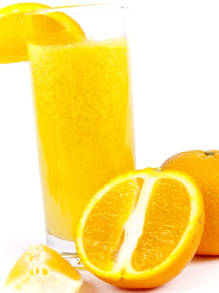 Свіжовичавлений апельсиновий сік і нарізаний апельсин ізольовано на білому — стокове фото