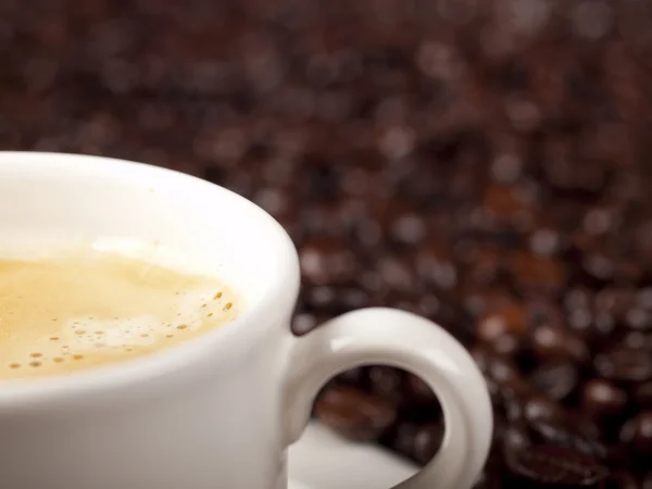 Fresh cup of dark roasted coffee with coffeebeans — Stock Photo, Image