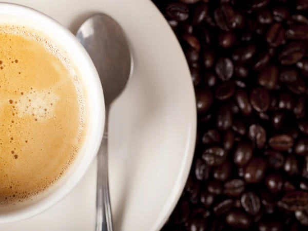 Vista dall'alto di una tazza di caffè torrefatto scuro con caffè — Foto Stock