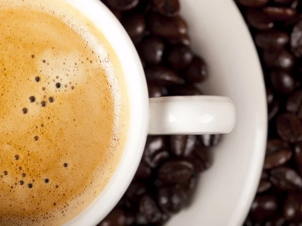 Vista dall'alto di una tazza di caffè torrefatto scuro con caffè — Foto Stock