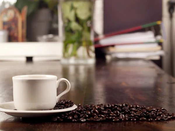 Fresh cup of dark roasted coffee with coffeebeans — Stock Photo, Image