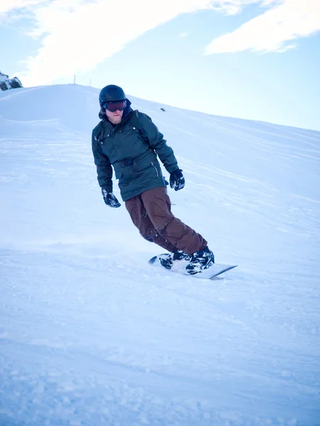 Snowboarder mit Helm in den österreichischen Alpen — Stockfoto