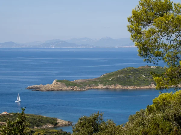 Blick von der französischen Hafeninsel Cros im Mittelmeer — Stockfoto