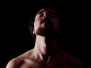 sakallı bir adamın kafasını geri atma düşük anahtar görüntü