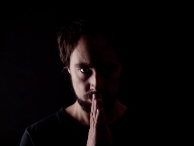 sakallı bir adam dua düşük anahtar görüntü