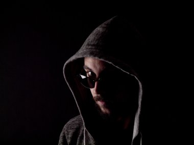 sakallı bir adamın bir hoody ve güneş gözlüğü ile düşük anahtar görüntü
