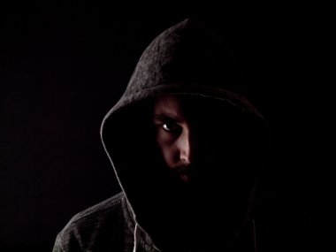 sakallı bir adam ile bir hoody düşük anahtar görüntü