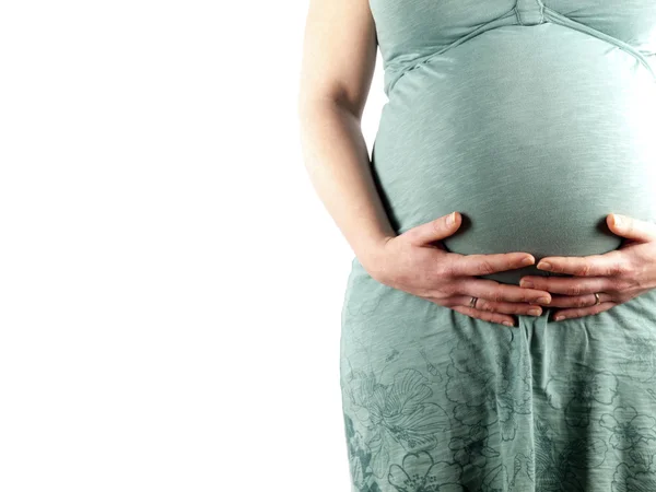 36 semanas embarazada joven sosteniendo su vientre — Foto de Stock