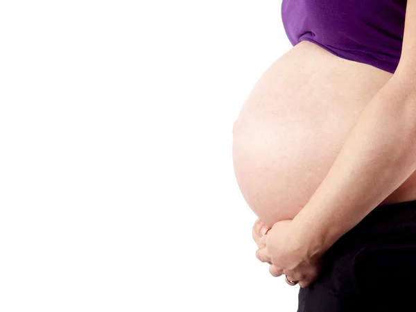 Hamile genç kadın çıplak karnına tutarak — Stok fotoğraf