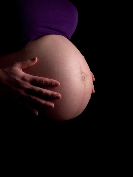 36 tygodni ciąży młoda kobieta trzyma jej nagi brzuch — Zdjęcie stockowe