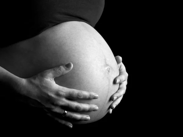 Černobílý obrázek 36 týdnů těhotná žena — Stock fotografie