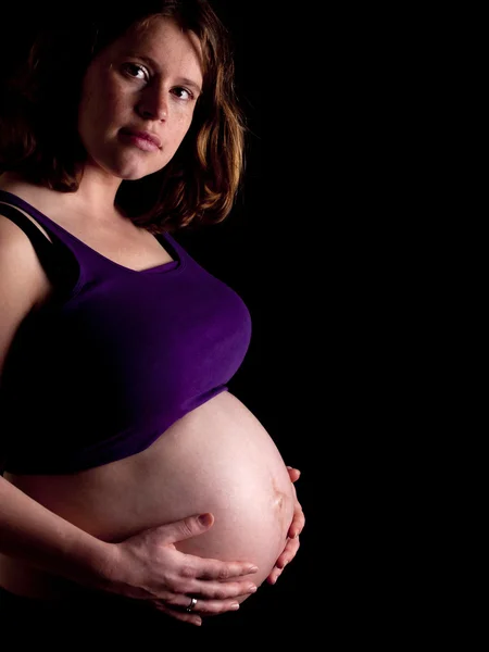 36 hafta hamile genç kadın çıplak karnına tutarak — Stok fotoğraf